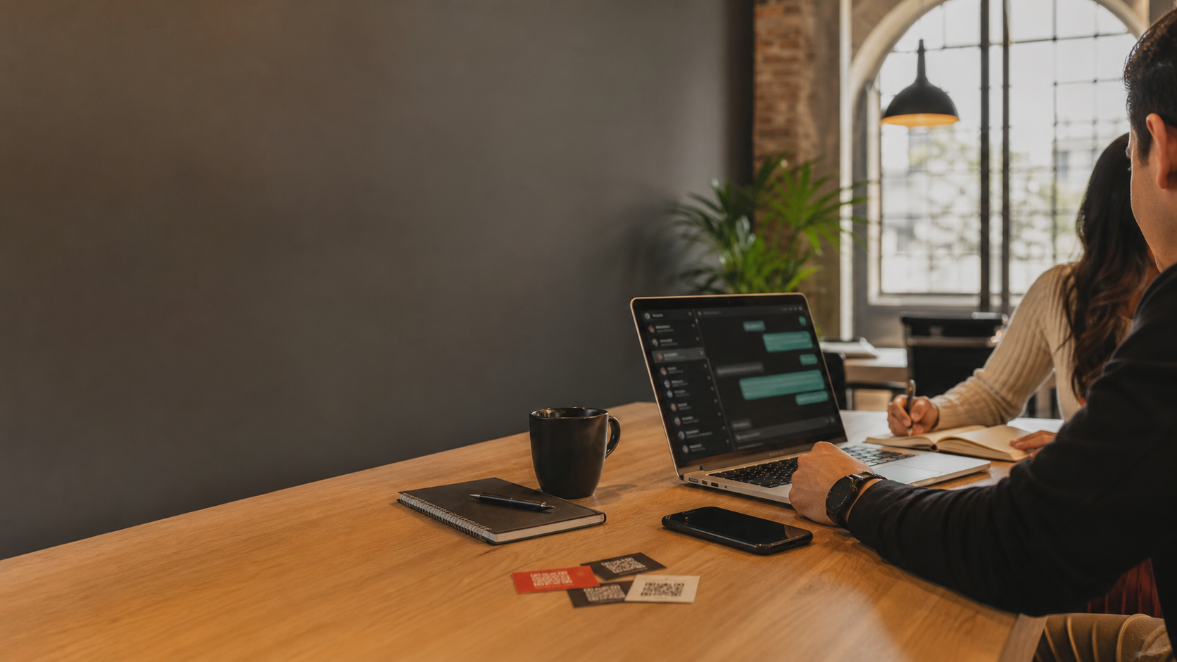 Taller AXTIA: persona trabajando con IA en un espacio profesional en León