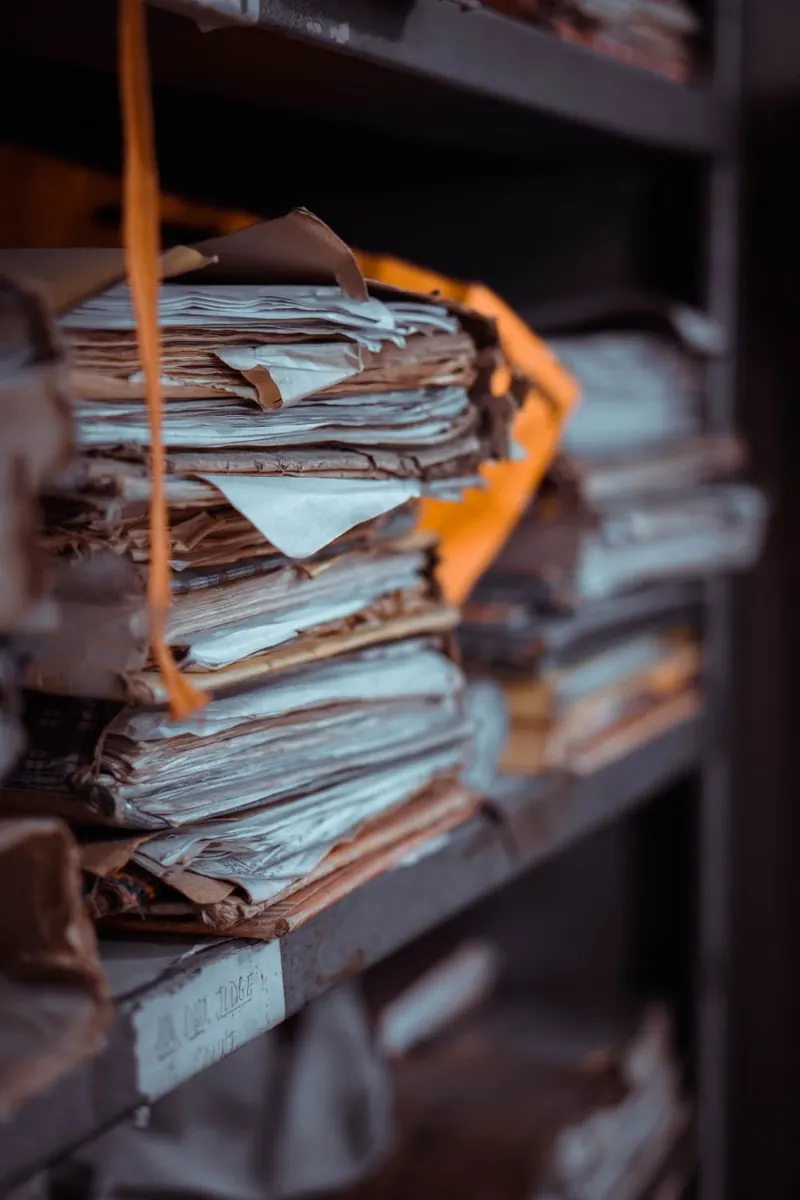 Montones de documentos atados y apilados en estantes