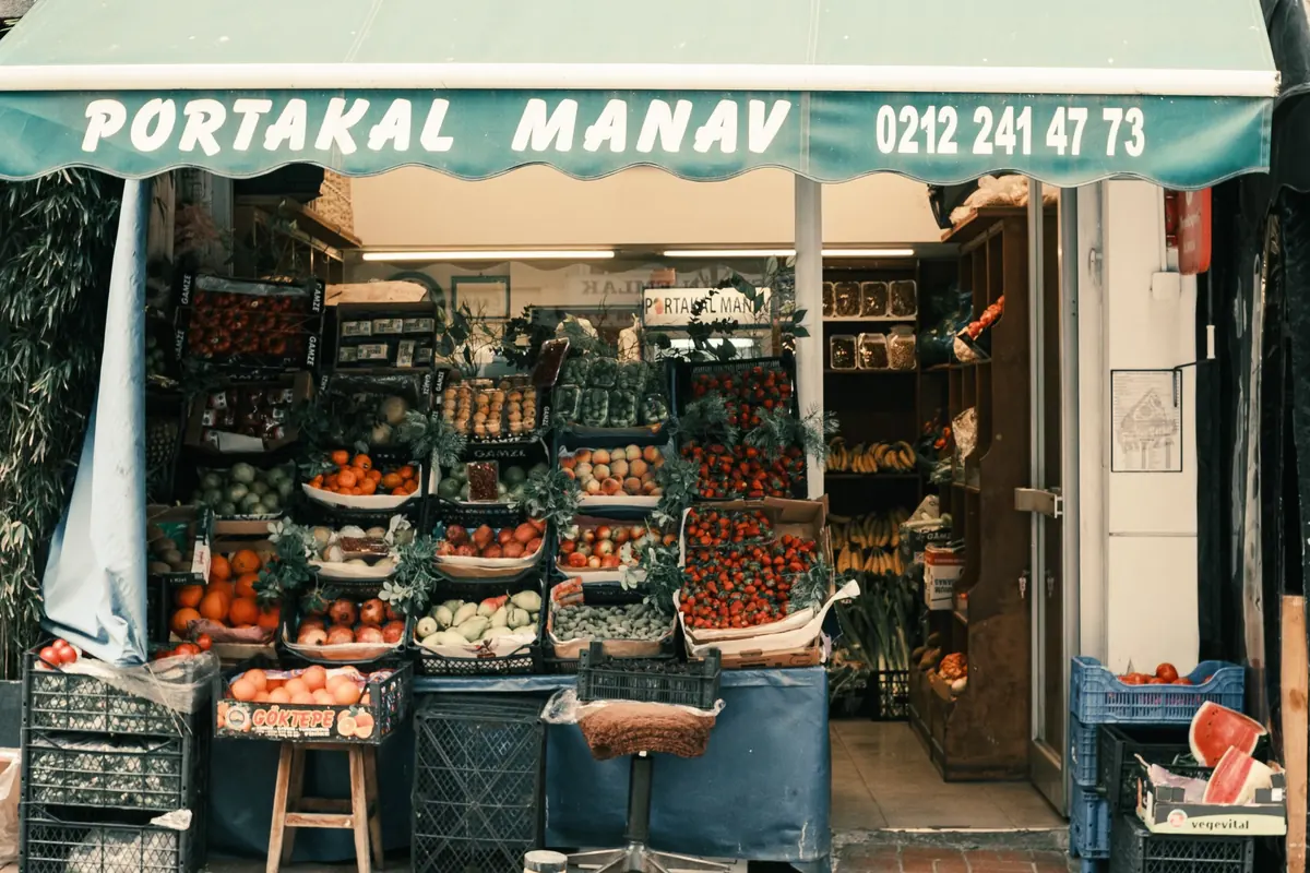 Puesto de frutas y verduras visto desde la calle