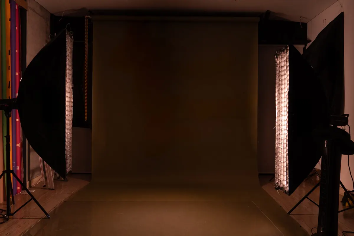 Estudio de fotografía con fondo marrón y equipos de iluminación