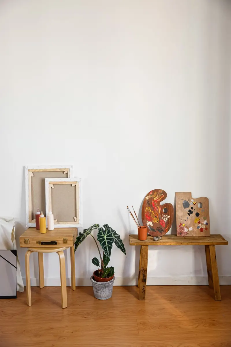 Caballetes, pinceles y paletas en un taller de pintura