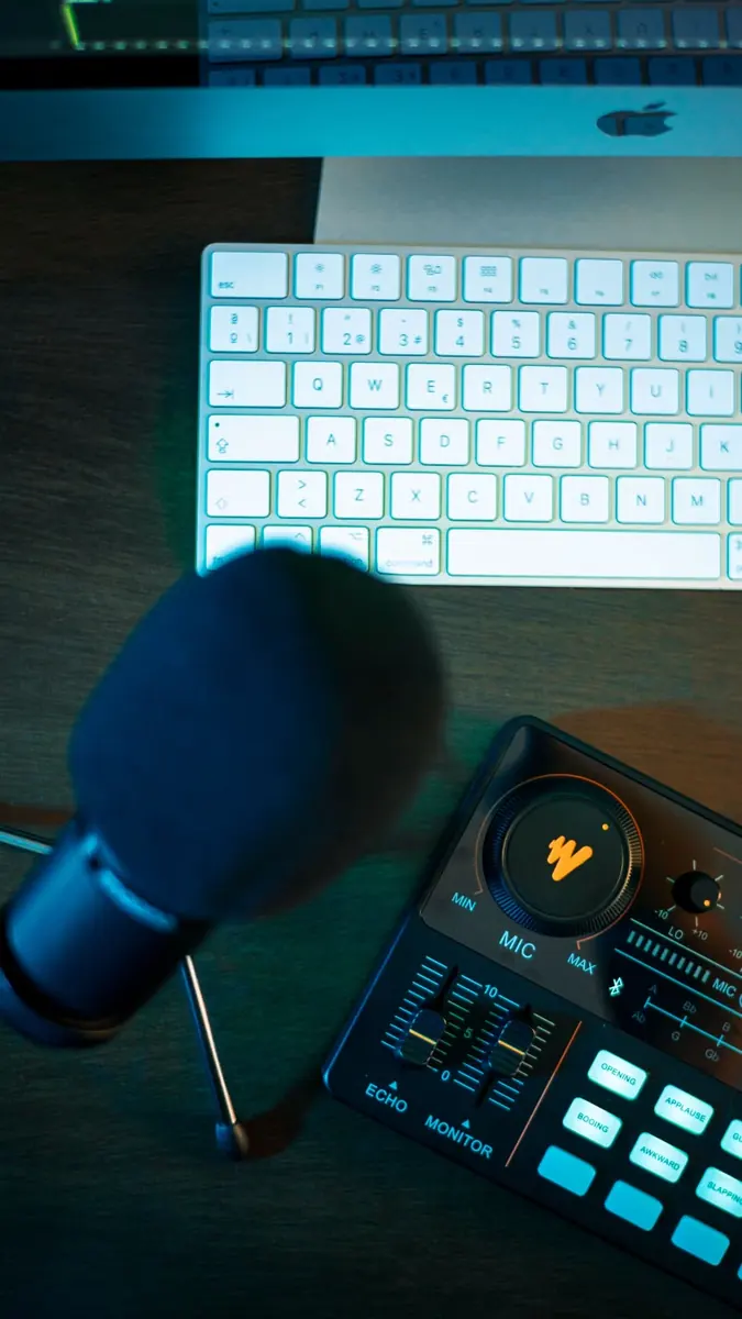 Micrófono, teclado y controles de grabación sobre una mesa