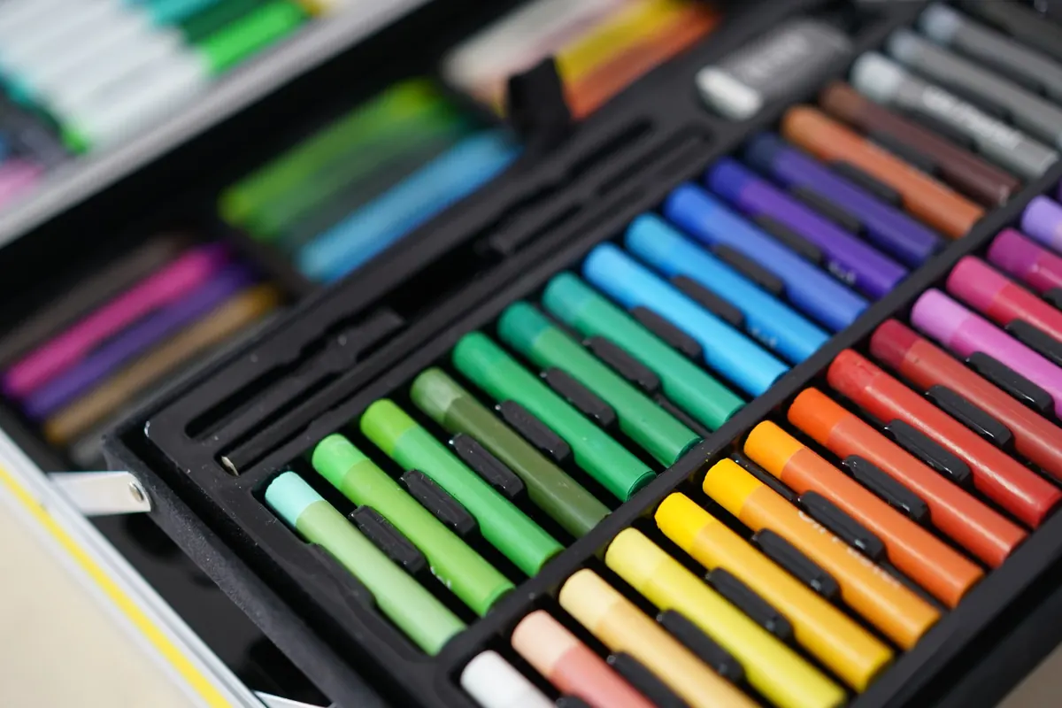 Barras de colores ordenadas en un estuche de materiales artísticos