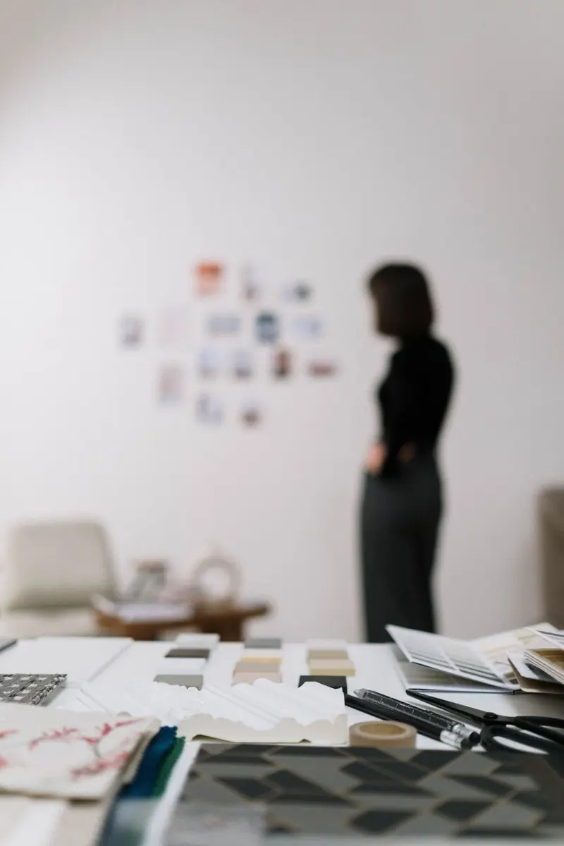Persona frente a un tablero de referencias en un estudio de diseño