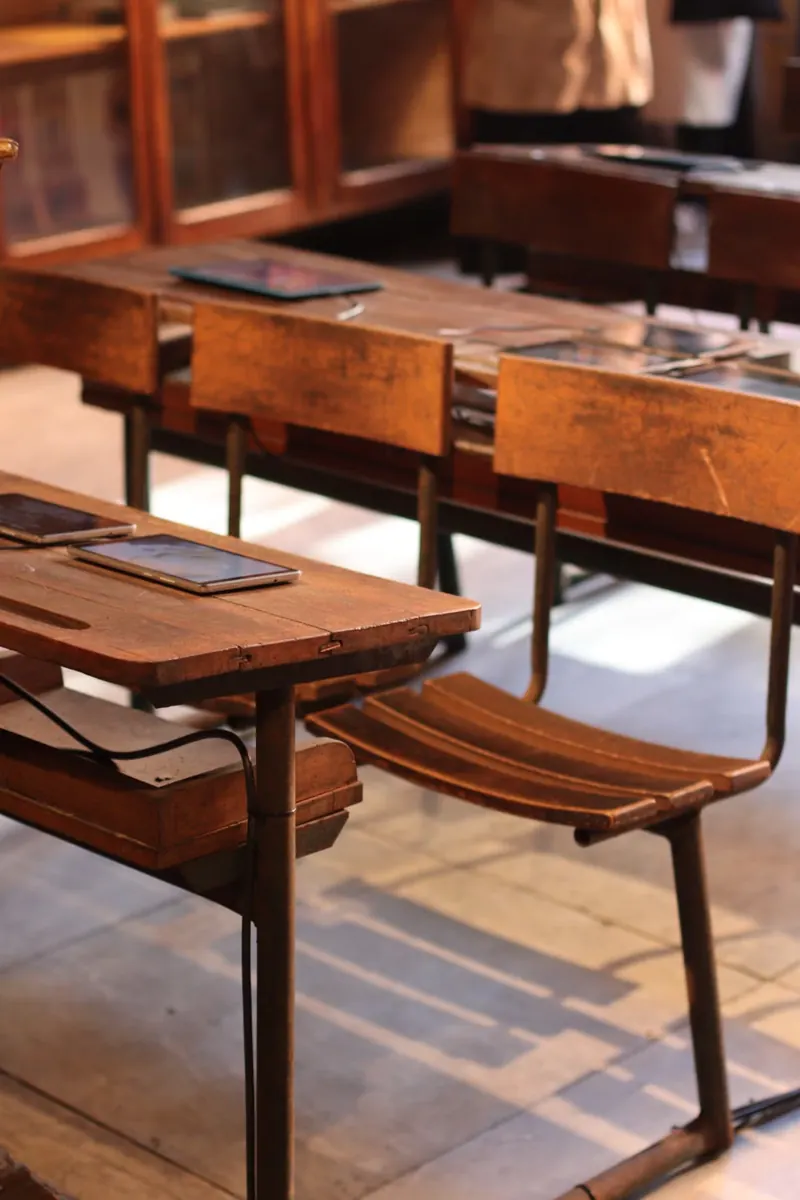 Tabletas sobre pupitres de madera en un aula